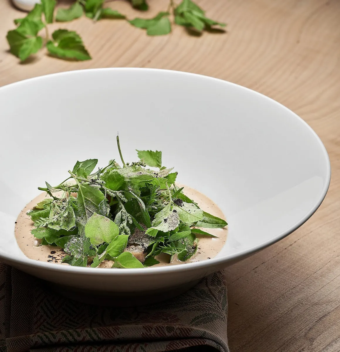 Zuppetta di erbe selvatiche e frutta secca del bosco per Eat Your habitat, il catering eco sostenibile e bio generativo