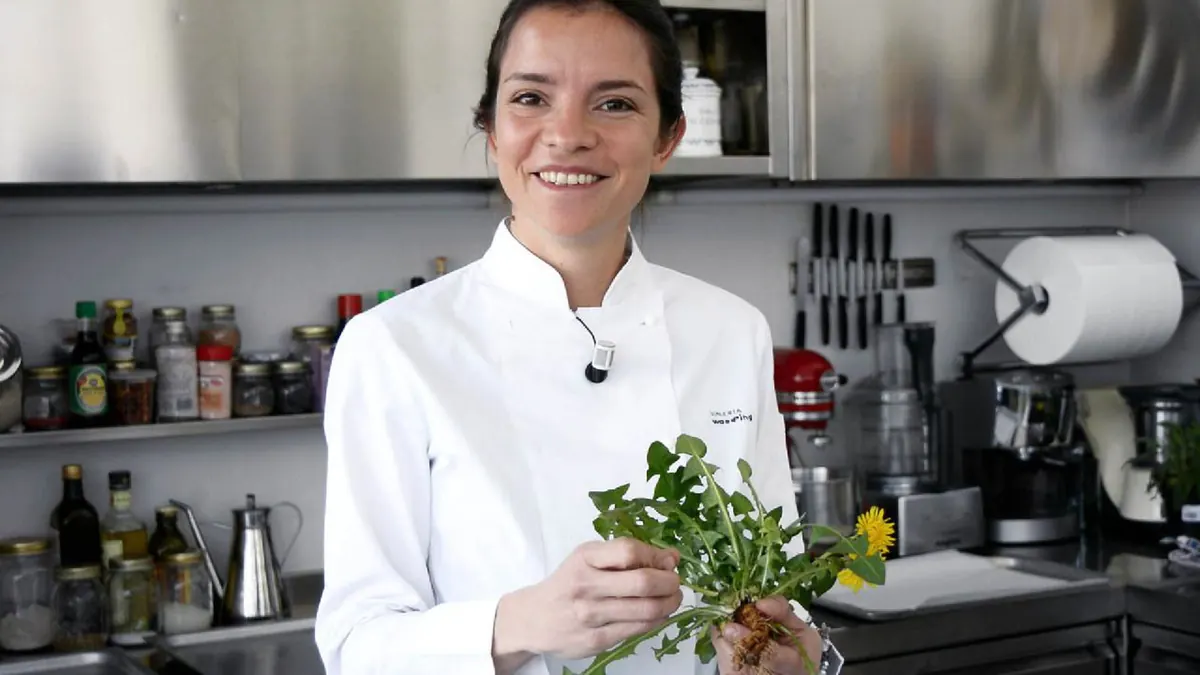 Valeria Mosca mostra il tarassaco, un ingrediente semplice ma straordinario